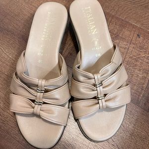 NWOT/WOBox Women Shoe 8M (US) Italian Shoemaker Tan/Gold Hardware Slipon Sandal